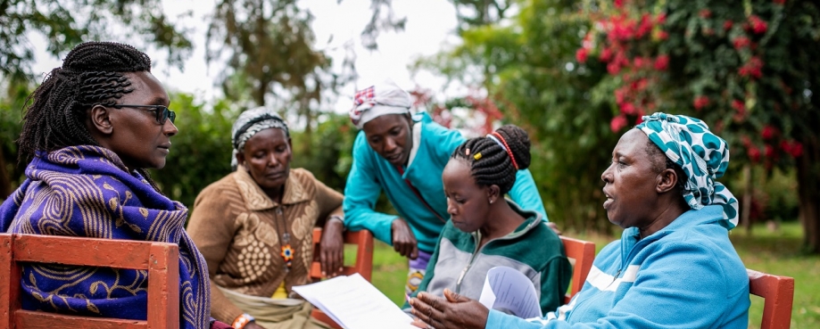 Chairperson Muchoi Group and Ngarendare SAWA Project A community-based organisation, Ngarendare, Meru County, Margaret Mugambi (right) having a conversation with a member. Photo credit: Nashon Otieno/Transform Trade.