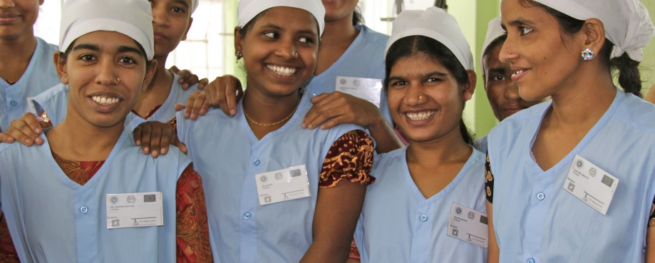 Bangladesh trainee sewing machine operators © ILO-Sarah Jane Saltmarsh