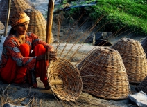A women making baskets © ILO-Khalil-ur-Rehman Waleed 