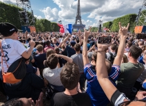 Supporters inside the Eiffel Tower fan zone: Frederic Legrand - COMEO / Shutterstock.com